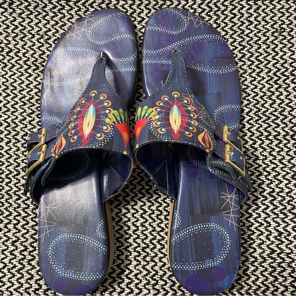 ICON Jill Wearable Art Leather Thong Sandal Navy Print w/gold buckles Sz-8